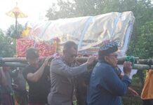 Bentuk Pelayanan Kepada Masyarakat, Bhabinkamtibmas Polsek Pasangkayu Amankan Upacara Ngaben Warga Binaan.