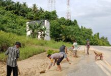 Bhabinkamtibmas Polsek Baras Gotong Royong Bersama Warga Bersihkan Jalan Akibat Longsor
