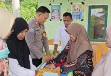 Bentuk Pelayanan Prima, Bhabinkamtibmas Polsek Bambalamotu Pantau Giat Posyandu dan Sampaikan Himbauan Kamtibmas