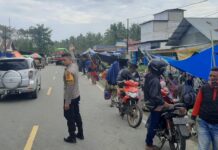 Bhabinkamtibmas Polsek Bambalamotu Laksanakan Pengamanan dan Pengaturan di Pasar Tradisional
