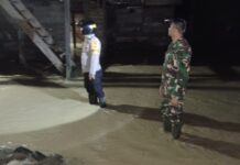 Bentuk Perhatian, Bhabinkamtibmas Polsek Bambalamotu Pantau Lokasi Banjir di Desa Binaannya