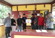 Problem Solving, Bhabinkamtibmas Desa Letawa Mediasi Masalah Perkelahian Warga Binaannya.