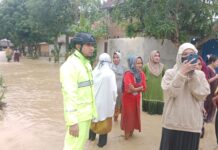 Bhabinkamtibmas Desa Sarude Polsek Bambalamotu Pantau Lokasi Banjir di Desa Binaannya