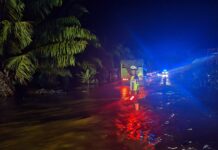 Personel Satlantas Polres Pasangkayu Gatur Jalan di Lokasi Terdampak Banjir