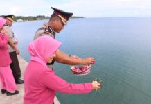 Polres Pasangkayu Gelar Upacara Larung Bunga di Laut Jelang HUT Bhayangkara Ke-78