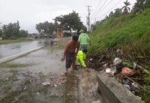 Bhabinkambitmas Polsek Pasangkayu Memantau Luapan Air Yang Merembes Sampai Kebahu Jalan