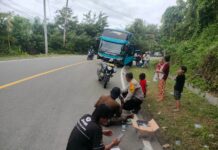 Bhabinkambitmas Polsek Pasangkayu Yanmas Kepada Para Penumpang Bus Makasar – Manado Yang Mengalami Kerusakan Mesin