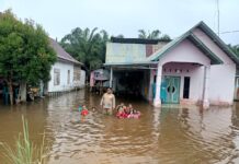 Bhabinkamtibmas Polsek Pasangkayu Pantau Warga Bunaan Yang Terdampak Banjir, Cermin Polri Tanggap Bencana