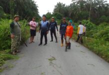 Bhabinkamtibmas Polsek Baras bersama warga melaksanakan giat gotong royong