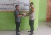 Bhabinkamtibmas Polsek Bambalamotu Berikan Sarana Kontak ke pada warga Desa Binaannya.