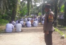 Sinergitas Bhabinkamtibmas Polsek Pasangkayu dengan Pecalang Amankan Upacara Ngaben