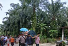 Wujud Empati, Bhabinkamtibmas Polsek Baras Ikut Usung Jenazah Warga