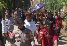 Bhabinkamtibmas Hadiri Upacara Pemakaman Warga Binaannya