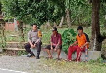 Bhabinkamtibmas Desa Sarude Polsek Bambalamotu Sambang Warga Sampaikan Pesan Kamtibmas