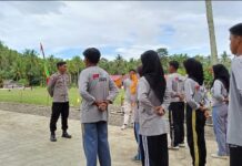 Bhabinkamtibmas Polsek Bambalamotu Berikan Pelatihan Kepada Anggota Paskibraka