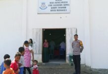 Bhabinkamtibmas Polsek Bambalamotu Berikan Rasa Aman Saat Ibadah Minggu Berlangsung