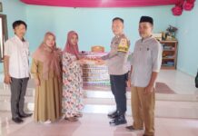 Bhabinkamtibmas Polsek Bambalamotu Menyalurkan Bantuan Pangan Untuk Warga Desa Letawa