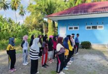 Bhabinkamtibmas Polsek Bambalamotu Beri Pelatihan Gerak Jalan Ibu-Ibu PKK