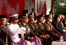 Kabag Ops Mewakili Kapolres Pasangkayu Menghadiri Upacara Penurunan Bendera Di Alun-alun Kota Pasangkayu