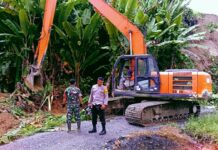 Bhabinkamtibmas Polsek Sarudu Kawal Alat Berat Buka Jalur Longsor di Desa Bulubonggu.