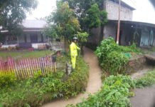 Curah Hujan Cukup Tunggi, Bhabinkamtibmas Polsek Pasangkayu Pantau Desa Binaannya