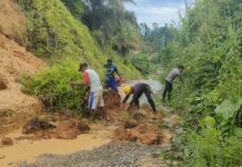 Bhabinkamtibmas Polsek Baras Bersama warga gotong royong Bersihkan Material Longsor