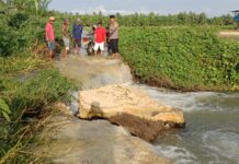 Bhabinkamtibmas Polsek Baras Datangi TKP Jalan Terputus Akibat Luapan Sungai Biai