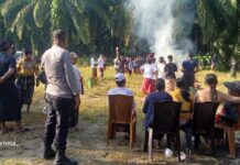 Bhabinkamtibmas Polsek Pasangkayu Berperan Aktif dalam Pengamanan Upacara Ngaben di Martajaya