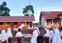 Bertindak Sebagai Pembina Upacara, Bhabinkamtibmas Polsek Bambalamotu Sampaikan Pesan Kamtibmas