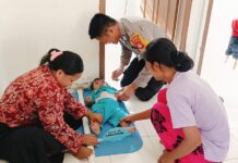 Pantau Kegiatan Posyandu, Bhabinkamtibmas Polsek Bambalamotu Sampaikan Himbauan