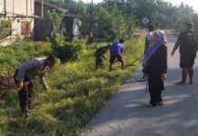 Kompak Bhabinkamtibmas Polsek Pasangkayu dan Babinsa Gotong Royong bersama Masyarakat