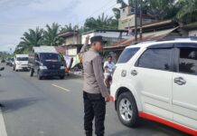 Antisipasi Kemacetan, Bhabinkamtibmas Polsek Bambalamotu lakukan Pengamanan dan Pengaturan di Pasar Tradisional