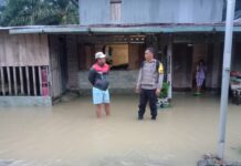 Sambangi Warga Terdampak Banjir, Bhabinkamtibmas Polsek Sarudu Berikan Himbaun Kamtibmas