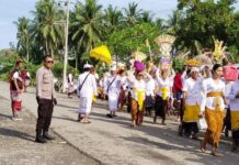 Bhabinkamtibmas Polsek Pasangkayu Pengaman Persembahyangan Hari Purnama Kapat Dan Beji Umat Hindu Di Martajaya.