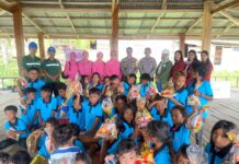 Kapolsek Pasangkayu Beserta Ketua Bhayangkari Ranting Pasangkayu Kunjungi Anak Binaan Di Dusun Saluraya