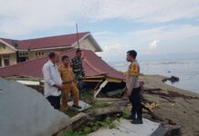 Bhabinkamtibmas Polsek Sarudu Monitoring Abrasi Pantai Yang Mengakibatkan Robohnya Aula Kantor Desa Sarasa