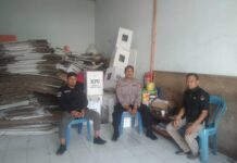 Pastikan Keamanan, Kapusdalops Res Pasangkayu Kontrol Perakitan Kotak Suara di Gudang Logistik KPU Pasangkayu.