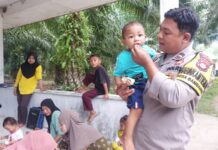 Percepatan Penurunan Stunting, Bhabinkamtibmas Polsek Bambalamotu Pantau Kegiatan Posyandu
