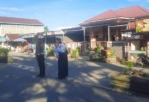 Commander Wish Pagi, Satlantas Polres Pasangkayu Bantu Seberangkan Anak Sekolah