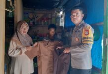 Wujud Kepeduli, Bhabinkamtibmas Polsek Bambalamotu Beri Bantuan Seragam Pramuka Kepada Anak Kurang Mampu