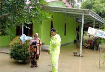 Bhabinkamtibmas Polsek Baras Bersama Babinsa Pantau Banjir di Desa Singgani