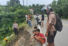 Gerak Cepat, Personel Polsek Pasangkayu Monitoring Jl. Trans Sulawesi Yang Terdampak Erosi Sungai Sulu
