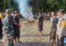 Bhabinkamtibmas Polsek Pasangkayu Bersama Pecalang Amankan Upacara Ngaben.
