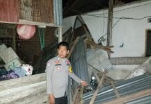 Bhabinkamtibmas Polsek Pasangkayu Datangi TKP Rumah yang Tertimpa Pohon Tumbang