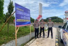 Satlantas Polres Pasangkayu Pasang Spanduk Imbauan di Sejumlah Titik Rawan Kecelakaan