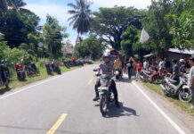 Berikan Pelayanan Terbaik, Bhabinkamtibmas Polsek Bambalamotu Mengawal Jenazah Warga Binaannya.