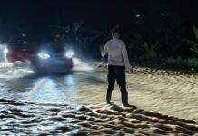 Curah Hujan Tinggi, Bhabinkamtibmas Polsek Pasangkayu Pantau Luapan Banjir di Wilayah Binaannya