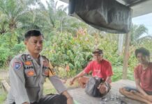 Saat Sambang, Bhabinkamtibmas Polsek Sarudu Himbau Warga Jauhi Judi Online