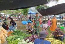 Sambang dan Patroli Ke Pasar Tradisional Bhabinkamtibmas Polsek Bambalamotu dan Babinsa sampaikan Pesan Kamtibmas