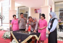 Kapolda Sulbar Resmikan Rusun Polres Pasangkayu untuk Kesejahteraan Personel PASANGKAYU – Kapolda Sulawesi Barat, Irjen Pol Adang Ginanjar, meresmikan rumah susun (rusun) bagi personel Polres Pasangkayu pada Kamis (6/2/2025). Peresmian ini menjadi langkah penting dalam meningkatkan kesejahteraan anggota kepolisian di wilayah tersebut, sekaligus mendukung kelancaran tugas mereka dalam melayani masyarakat. Turut hadir dalam kegiatan ini Ketua PD Bhayangkari Sulbar, Ny. Miranti Adang Ginanjar, Wakil Bupati Pasangkayu, Dr. Hj. Herny Agus, Pejabat Utama Polda Sulbar, Kapolres Pasangkayu AKBP Candra Kurnia Setiawan, unsur Forkopimda, serta tamu undangan lainnya. Kapolres Pasangkayu, AKBP Candra Kurnia Setiawan, dalam sambutannya menyampaikan bahwa pembangunan rumah susun tipe 840 ini berlangsung selama delapan bulan dengan pendanaan dari Surat Berharga Syariah Negara (SBSN) melalui DIPA Polres Pasangkayu Tahun Anggaran 2024. Keberadaan rumah susun ini diharapkan dapat memenuhi kebutuhan tempat tinggal bagi anggota kepolisian yang belum memiliki hunian pribadi. “Dengan adanya fasilitas ini, kami berharap kesejahteraan personel semakin meningkat sehingga dapat lebih optimal dalam melaksanakan tugas kepolisian, yaitu melindungi, mengayomi, dan melayani masyarakat,” ujar AKBP Candra. Sementara itu, Wakil Bupati Pasangkayu, Dr. Hj. Herny Agus, mengapresiasi langkah Polri dalam memperhatikan kebutuhan tempat tinggal bagi anggotanya. Menurutnya, perumahan merupakan kebutuhan dasar yang harus dipenuhi demi kesejahteraan keluarga besar Polri. “Ini adalah bentuk kepedulian pimpinan Polri terhadap anggotanya. Hunian yang layak akan memberikan kenyamanan bagi personel dalam menjalankan tugas dan tanggung jawabnya,” ungkap Herny. Kapolda Sulbar, Irjen Pol Adang Ginanjar, dalam sambutannya menegaskan bahwa pembangunan rumah susun ini merupakan bagian dari komitmen Polri dalam menyediakan fasilitas yang layak bagi personelnya. “Kami ingin memastikan bahwa setiap anggota memiliki tempat tinggal yang nyaman dan memadai. Dengan begitu, mereka dapat bertugas dengan lebih baik dan memberikan pelayanan optimal kepada masyarakat,” ujar Kapolda. Peresmian rumah susun ini menjadi bukti nyata sinergi antara Polri dan pemerintah dalam meningkatkan kesejahteraan personel kepolisian, sekaligus mendukung tugas-tugas operasional di lapangan.